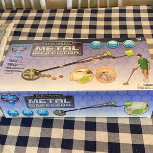Electronic Metal Detector - Green and Black (this is a toy)